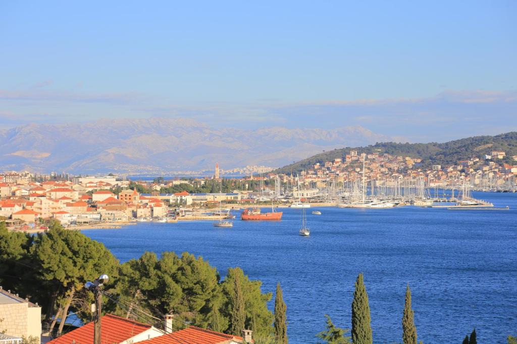 Fotografia z galérie ubytovania Apartments by the sea Seget Donji, Trogir - 18648 v Trogiri