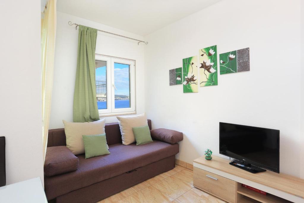 Fotografia z galérie ubytovania Apartments by the sea Seget Donji, Trogir - 18648 v Trogiri