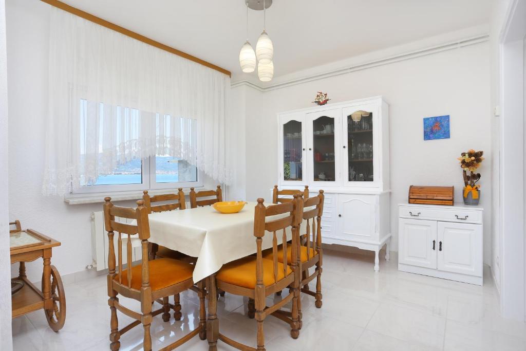 Fotografia z galérie ubytovania Apartments by the sea Arbanija, Ciovo - 18661 v Trogiri