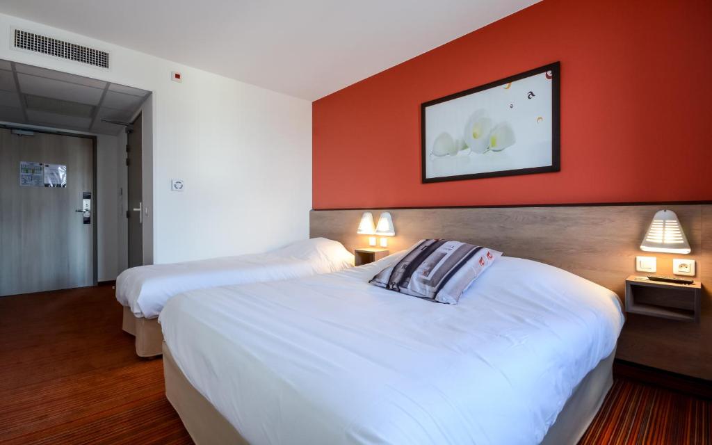 Postel nebo postele na pokoji v ubytování Ace Hotel Annecy