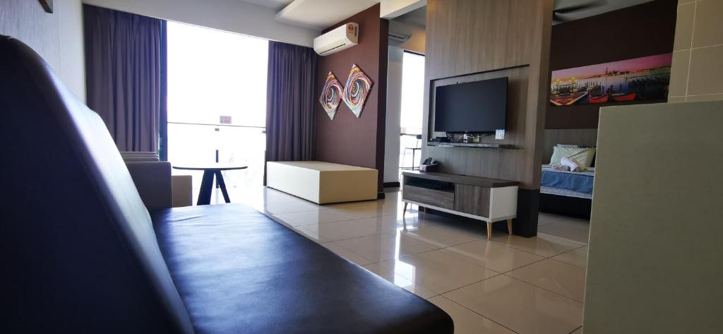 TV a/nebo společenská místnost v ubytování Dwharf Seaview Executive Suit PortDickson