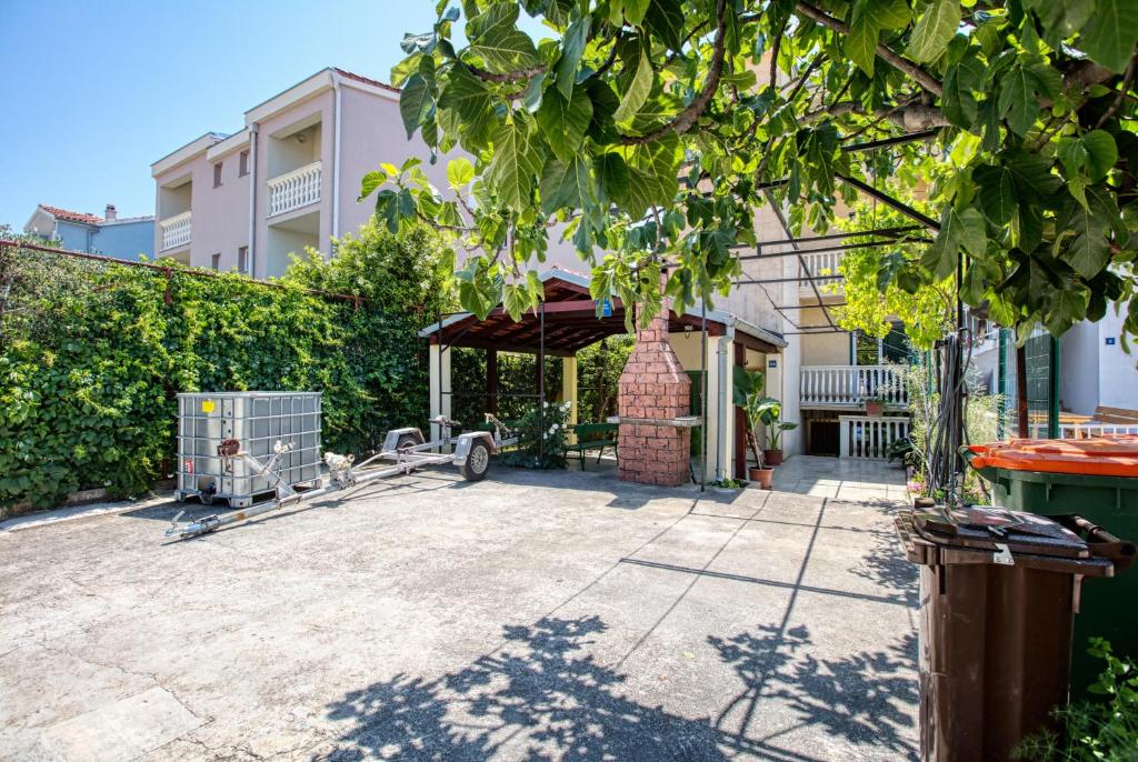 Vonkajšia záhrada v ubytovaní Apartments with a parking space Biograd na Moru, Biograd - 18665