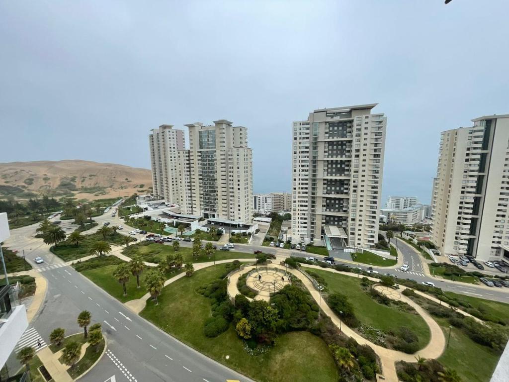 uma vista aérea de uma cidade com edifícios altos em Departamento cercano a dunas y playa Concón em Concón