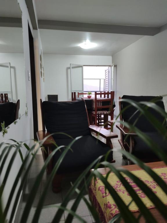 薩爾塔的住宿－Shaddai alojamientos，客厅配有两把椅子和一张桌子