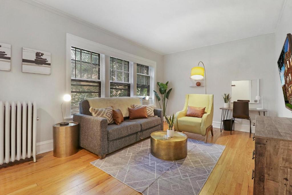 sala de estar con sofá y silla en 1BR Simple & Roomy Apartment in Evanston - Hinman S3, en Evanston