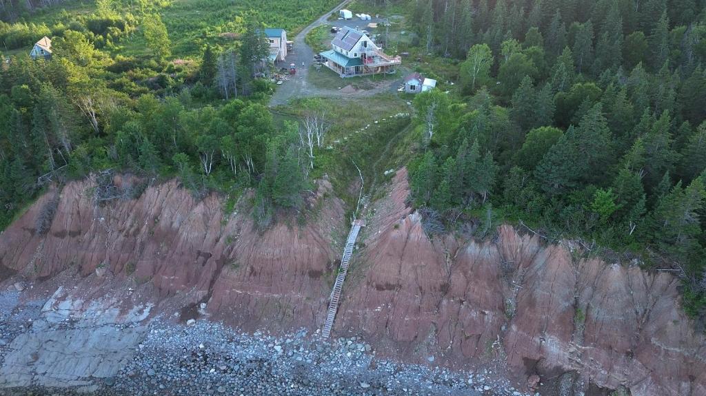 una vista aérea de una casa en la cima de una montaña en North Shore Retreat - OFF-GRID - OCEANfront, en Indian Brook