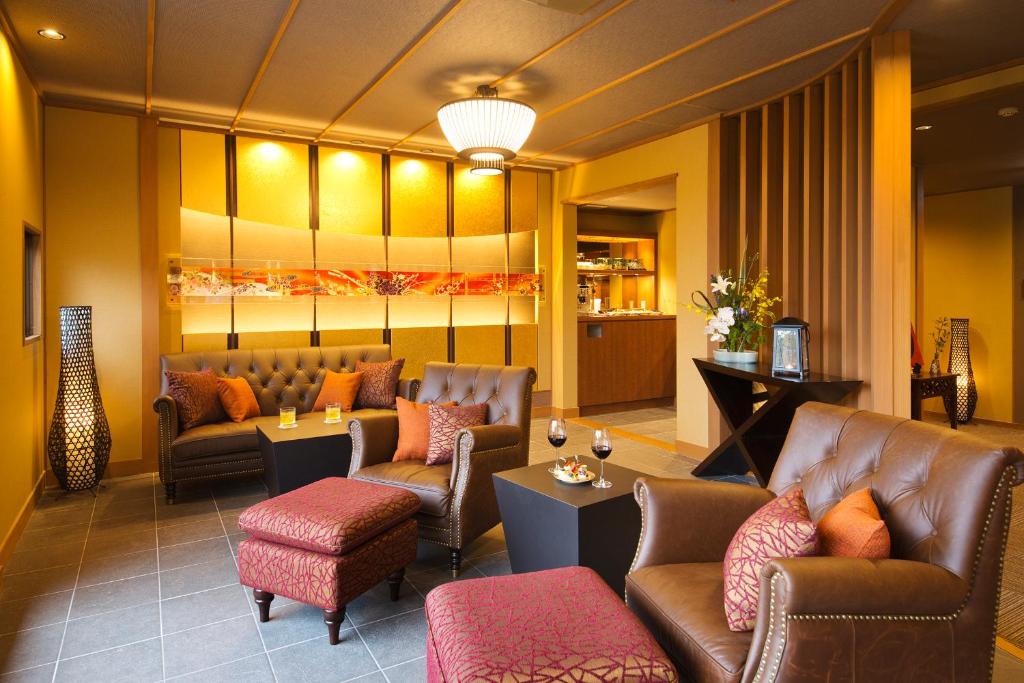 a lobby with couches and chairs and a table at Kanazawa Hyakurakusou in Kanazawa