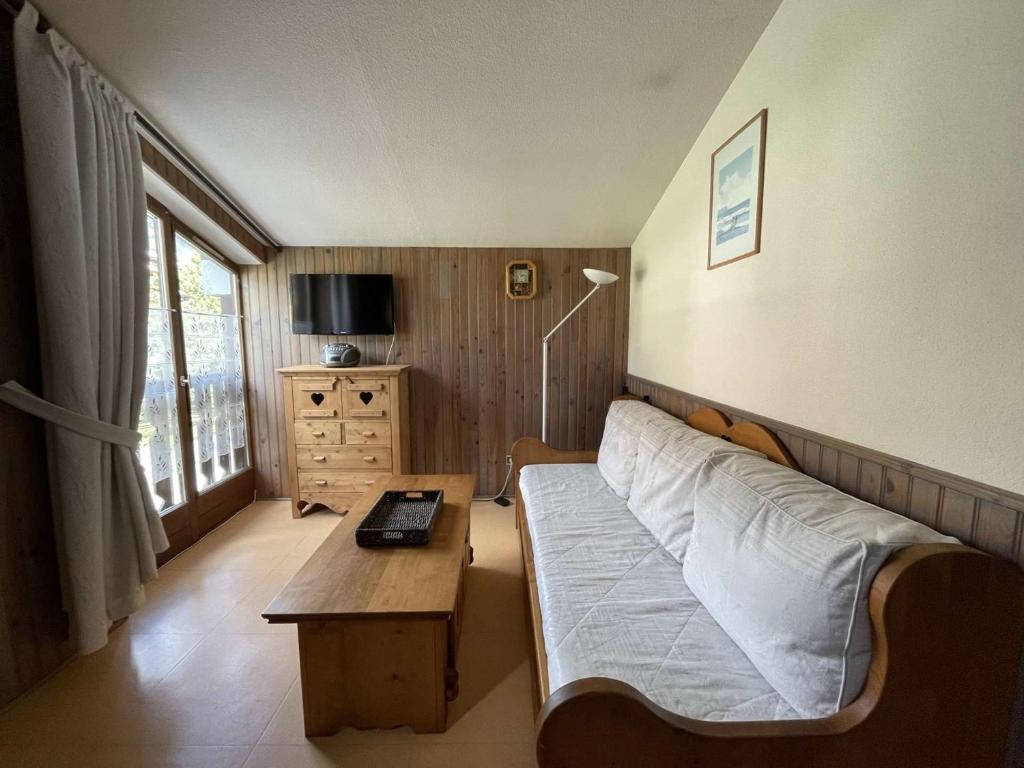 - un salon avec un canapé et une table dans l'établissement Appartement 2 pièces cabine à 700m du village - Praz-Sur-Arly - 6 pers - Ski et lac prox. - FR-1-603-61, à Praz-sur-Arly