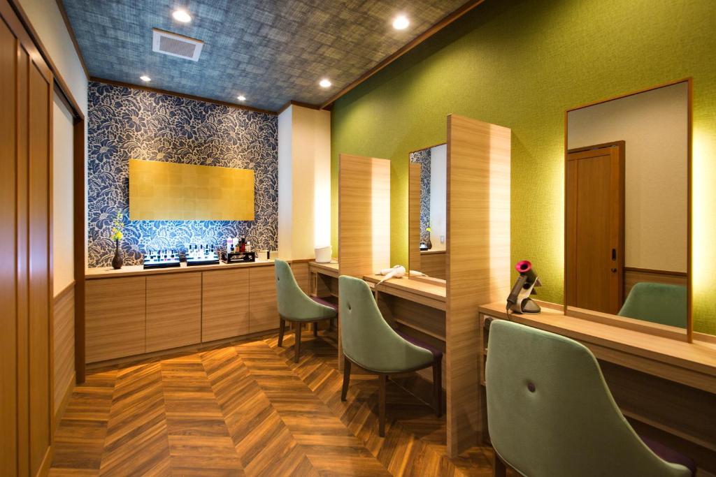 a waiting room with green chairs and a counter at Kanazawa Hyakurakusou in Kanazawa