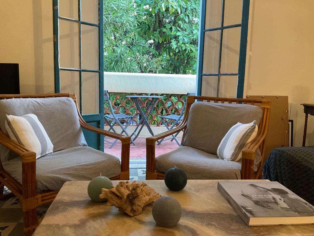 un salon avec deux chaises et une table dans l'établissement T3 VILLA WALLER PROCHE PLAGES et CENTRE-VILLE, à Antibes