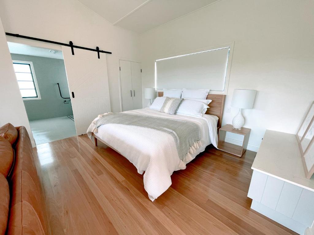 Postel nebo postele na pokoji v ubytování Seven Peaks Farm Stay