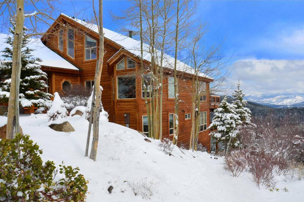 eine Blockhütte im Schnee mit Schnee in der Unterkunft 5bds/4.5baths & Incredible view in Truckee