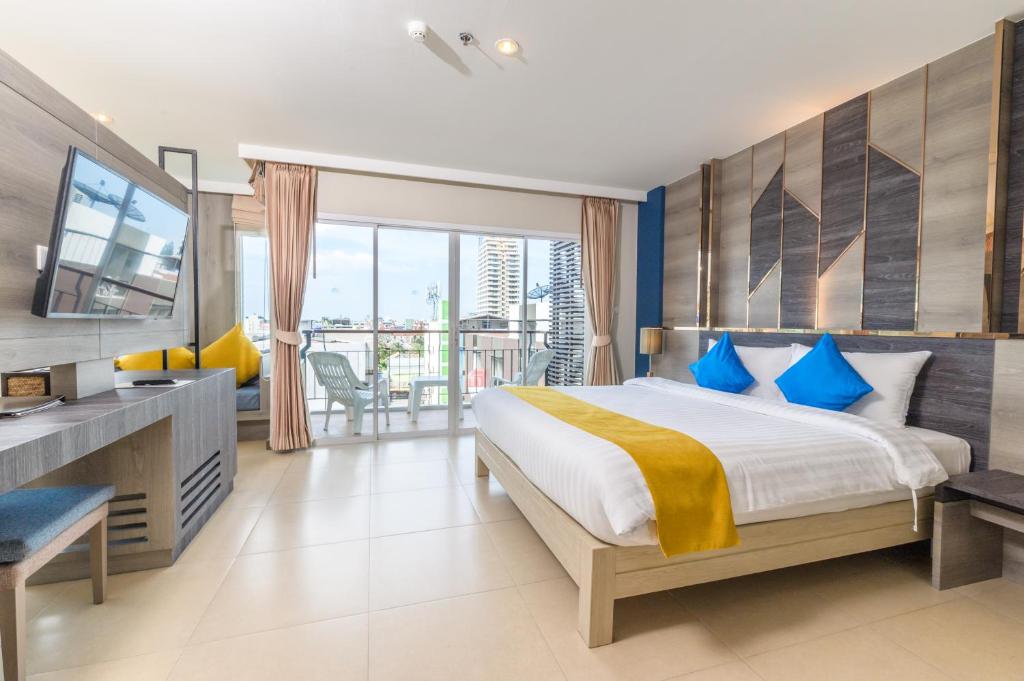 Postel nebo postele na pokoji v ubytování Andakira Hotel - SHA Extra Plus