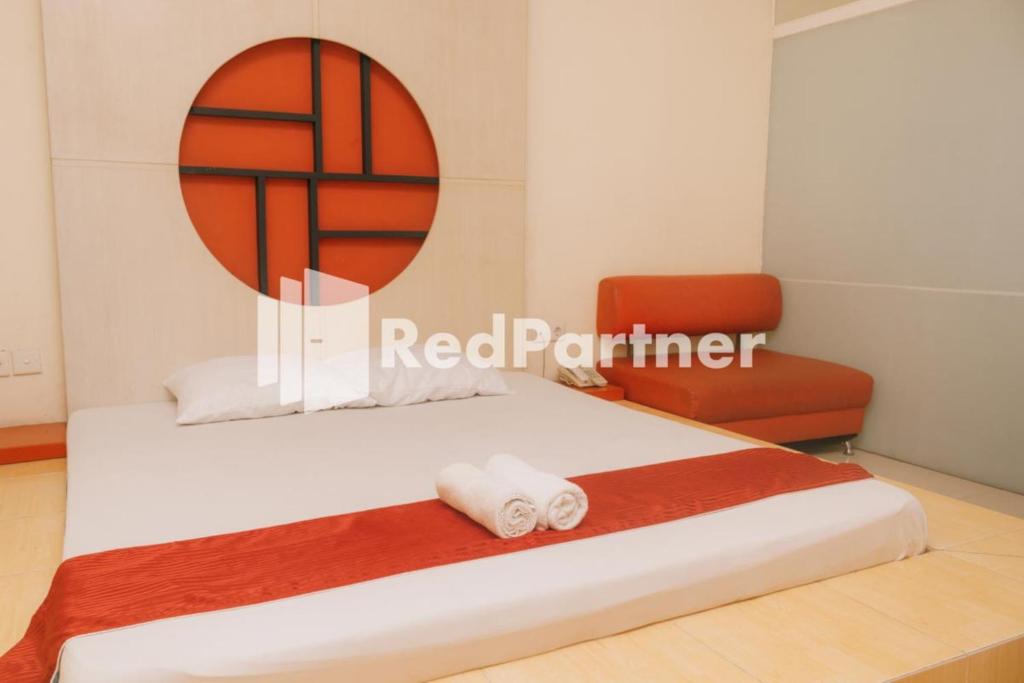 - une chambre avec un lit et un terrain de basket sur le mur dans l'établissement Pits Hotel Mitra RedDoorz near Atom Mall, à Gembong