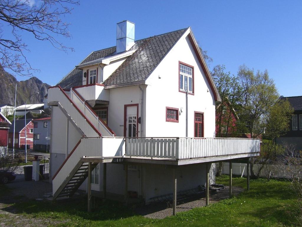 una casa bianca con una scala davanti di Villa Svolvær a Svolvær