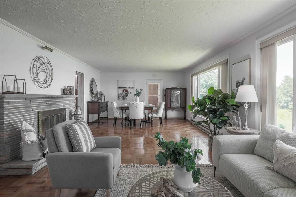 Gorgeous Lakefront 5-Bedroom Cottage 40min to TOR.