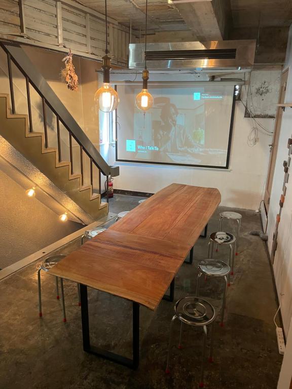 TV a/nebo společenská místnost v ubytování Beppu hostel&cafe ourschestra