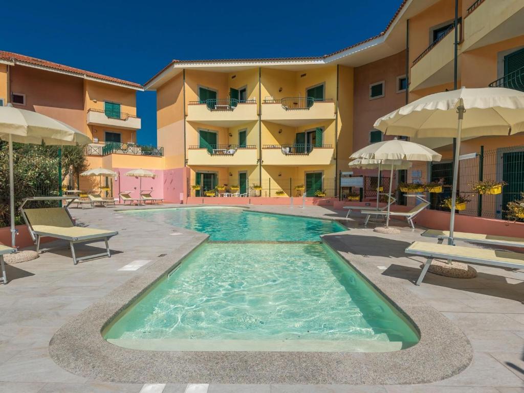una piscina di fronte a un hotel di Belvilla by OYO Mirti Bianchi Bilo a Santa Teresa di Gallura