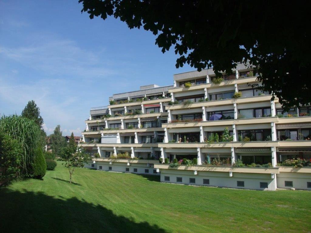 ein großes weißes Gebäude mit Pflanzen an den Fenstern in der Unterkunft Ferienwohnung Kratzer in Waltenhofen