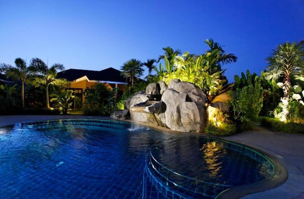 Bazén v ubytování Palm Garden Resort nebo v jeho okolí