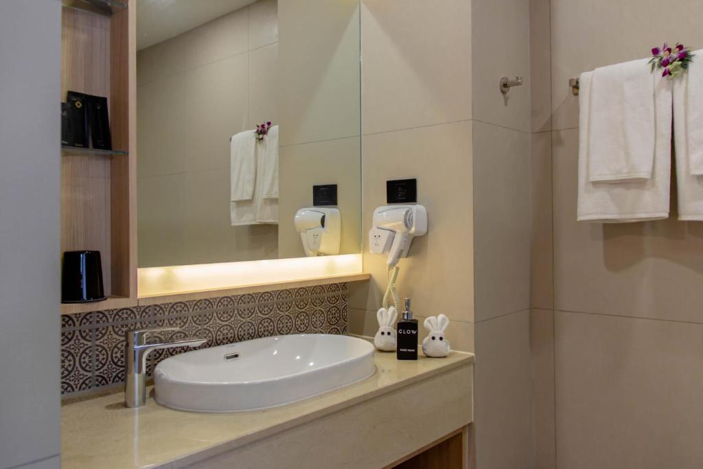 GLOW Mira Karon Beach - 4