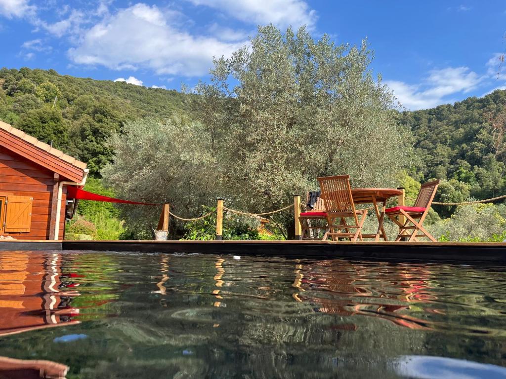 two chairs and a table next to a swimming pool at U Mo Sognu in Murzo
