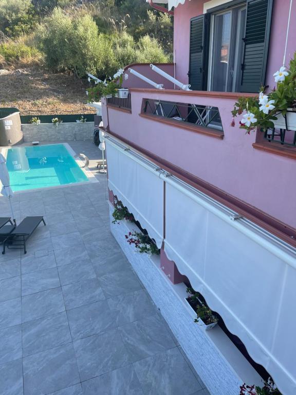 Basen w obiekcie B&B Villa Fabrizia lub w pobliżu