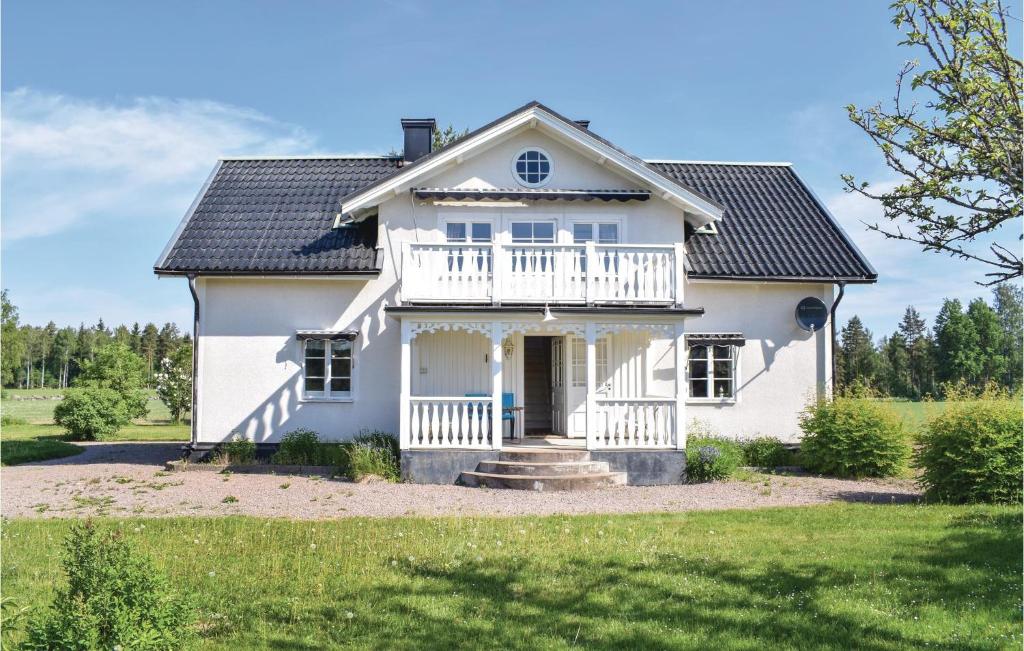 una casa bianca con il tetto nero di Beautiful Home In Södra Vi With Wifi a Södra Vi