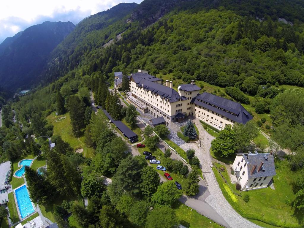 uma vista aérea de um edifício no meio de uma montanha em Hotel Manantial em Caldas de Bohí