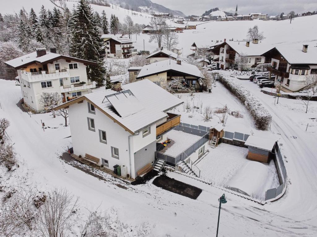 una vista aérea de una casa cubierta de nieve en Ferienwohnung zur lustigen Gabi, en Thiersee