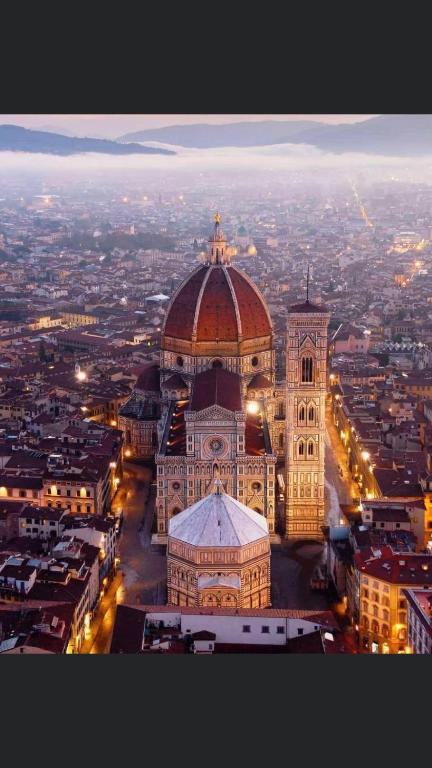 un gran edificio con una cúpula en la parte superior por la noche en Affitta camere Calderaro, en Florencia