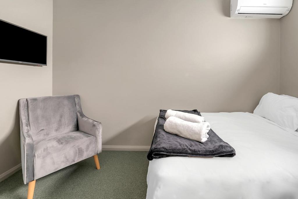 Postel nebo postele na pokoji v ubytování Illinois Hotel