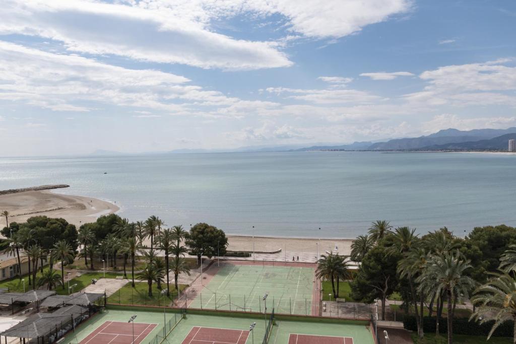 vistas a una playa con palmeras y al océano en Florazar 2, Vi-11-C, en Cullera