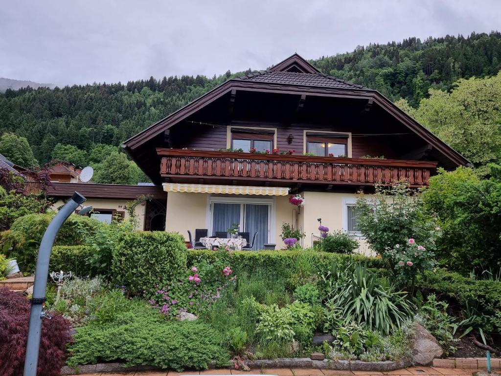 dom na wzgórzu z ogrodem w obiekcie Haus Flora - Ferienwohnung Bodensdorf w mieście Bodensdorf