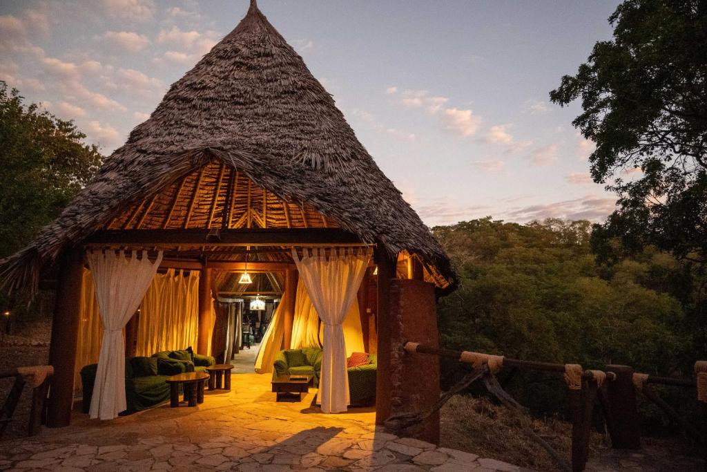 un cenador en medio de un campo en Sable Mountain Lodge, A Tent with a View Safaris, en Kisaki