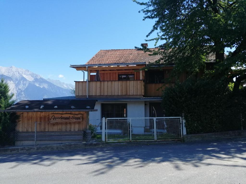 una casa con una valla delante de ella en Appartement Seppi en Innsbruck