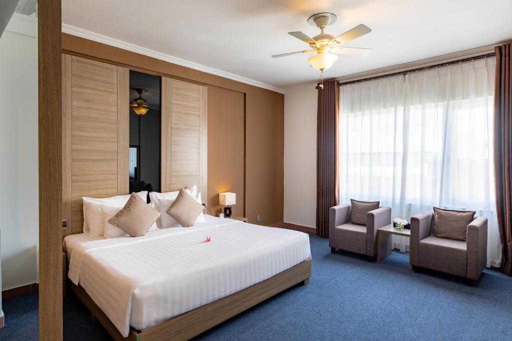 Postel nebo postele na pokoji v ubytování Grandvrio City Danang By Route Inn Group