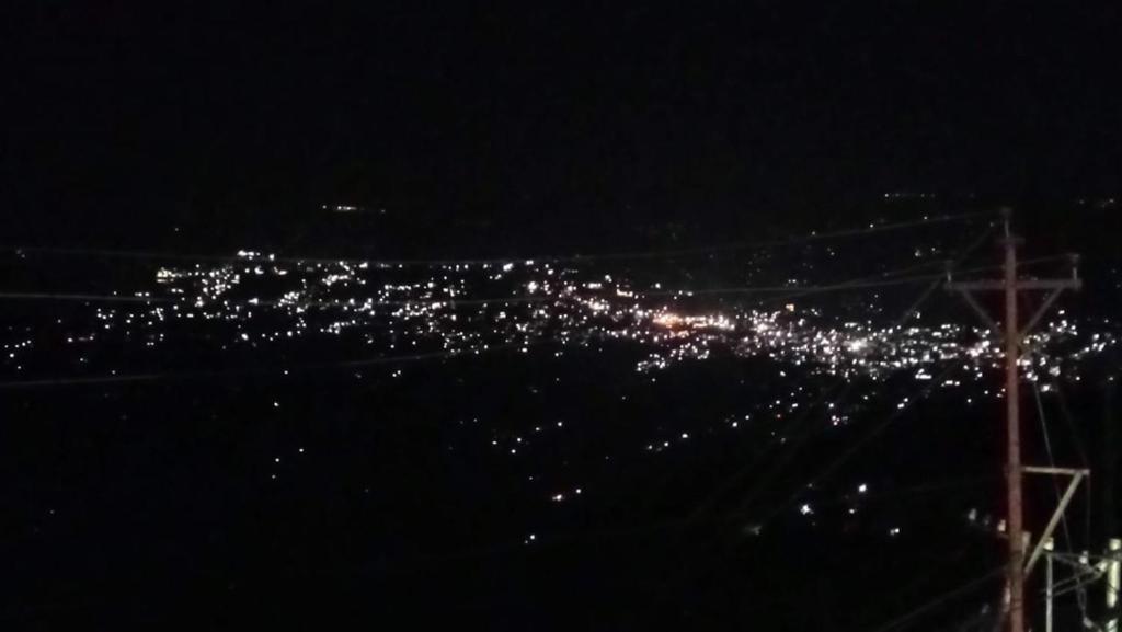 vistas a una ciudad iluminada por la noche en Kalimpong View Homestay, en Kalimpong