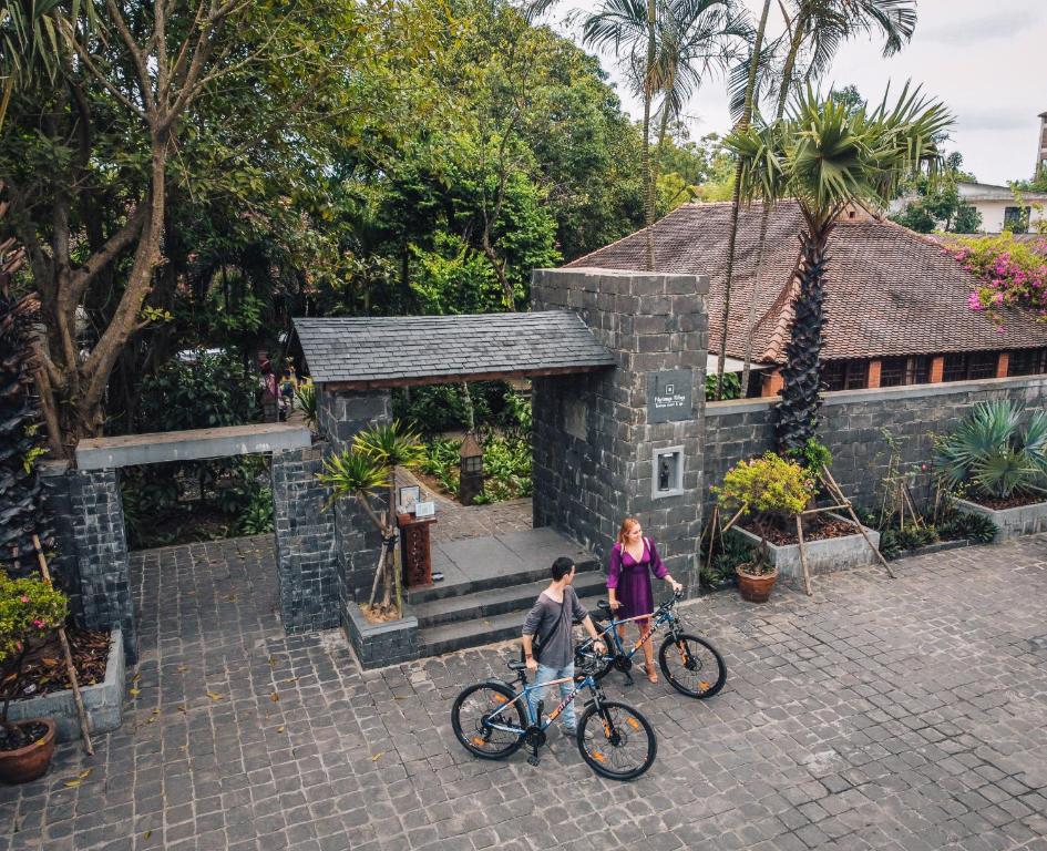 Không gian bên ngoài Pilgrimage Village Boutique Resort & Spa gây ấn tượng với khu vườn xanh mát, lối đi yên tĩnh và kiến trúc hài hòa cùng thiên nhiên, mang đến cảm giác thư thái như một ngôi làng nghỉ dưỡng riêng biệt giữa Huế.