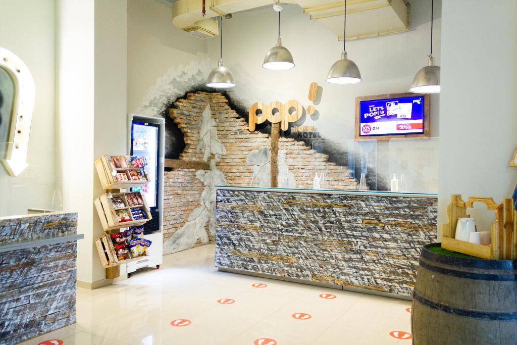 TV a/nebo společenská místnost v ubytování POP! Hotel Kelapa Gading