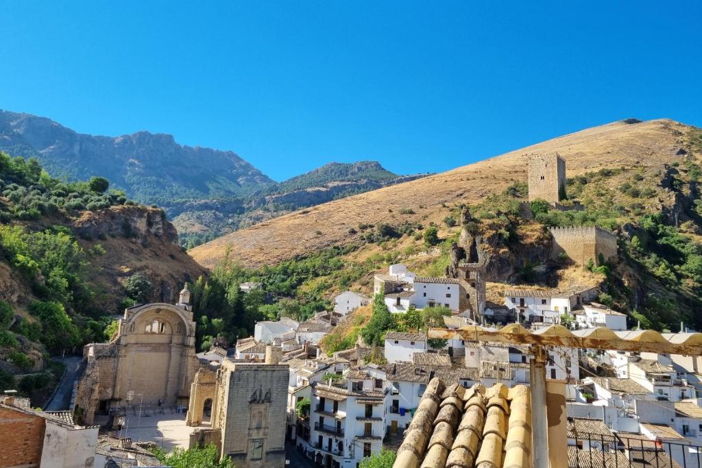 uitzicht op een stad op een berg bij CASITA CAZORLA in Cazorla