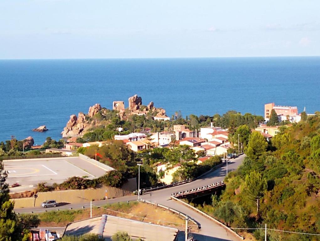 una ciudad en una colina junto al océano en Carmen Suite, en Cefalú