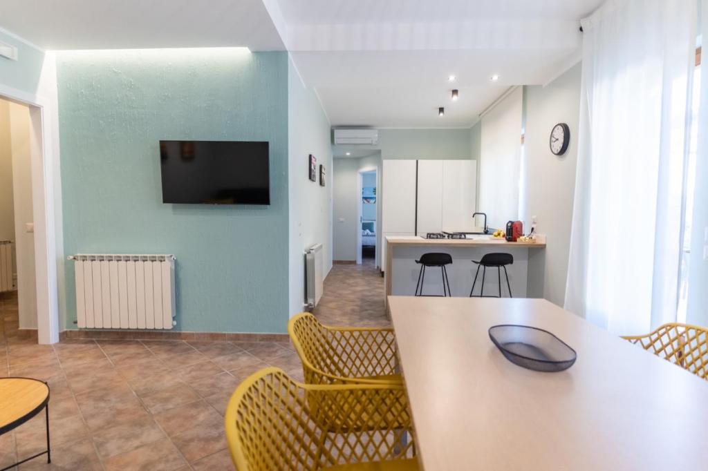 een kamer met een tafel en stoelen en een keuken bij Teo House Beach in Taormina