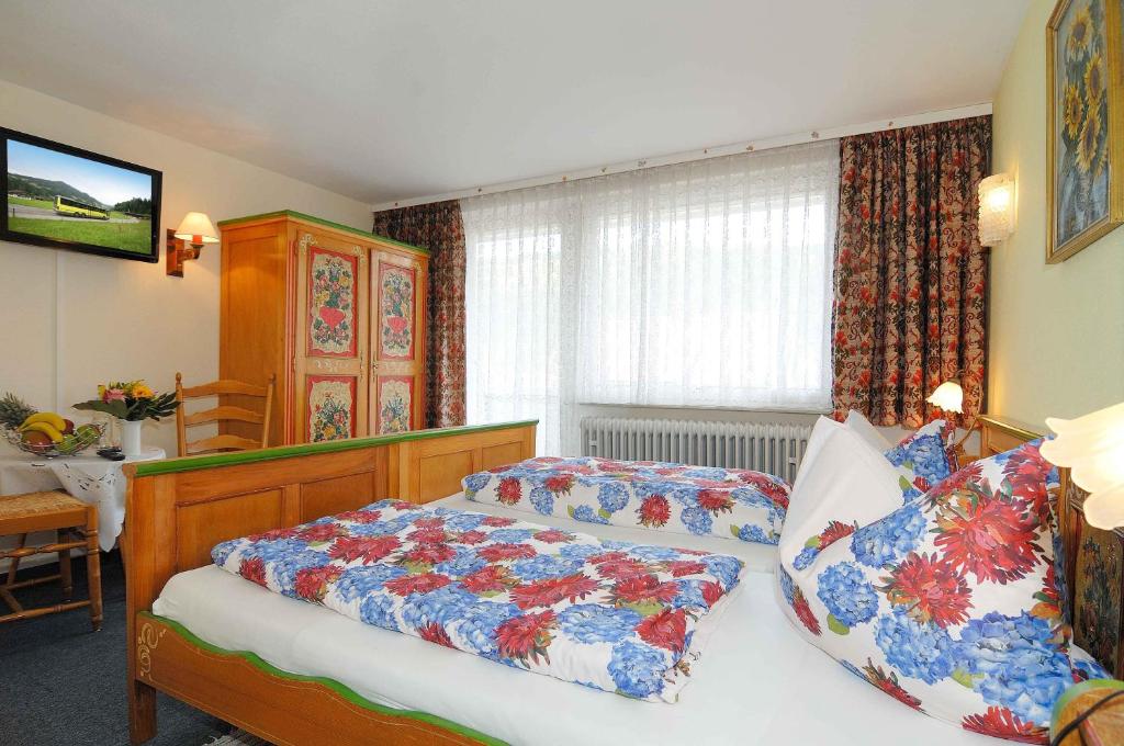 Postel nebo postele na pokoji v ubytování Hotel Bellevue
