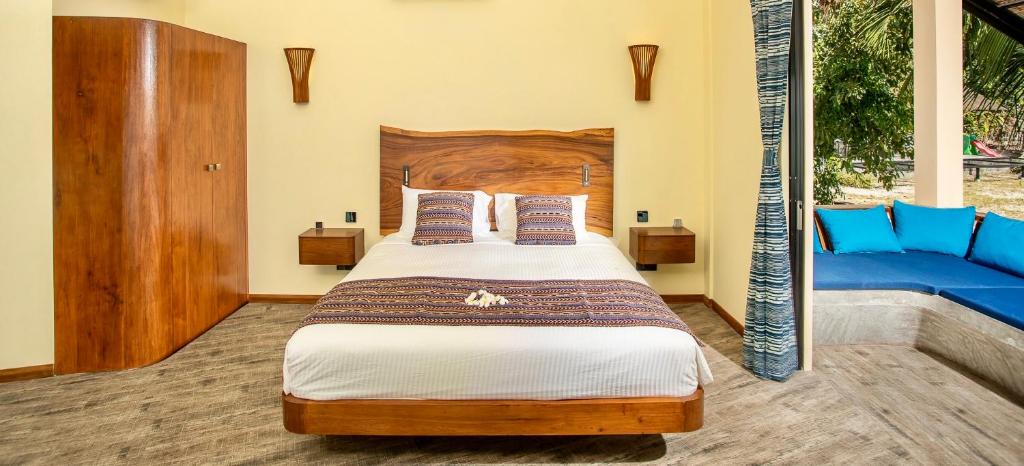 Postel nebo postele na pokoji v ubytování Absolute Beachfront Villas