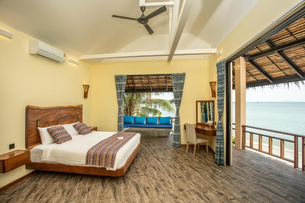 Postel nebo postele na pokoji v ubytování Absolute Beachfront Villas