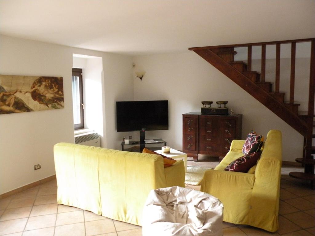 sala de estar con 2 sillas y TV en Villa Carlotta, en Isernia