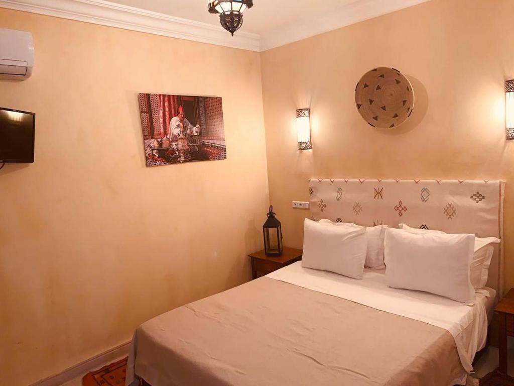Postel nebo postele na pokoji v ubytování Riad Les Miroirs