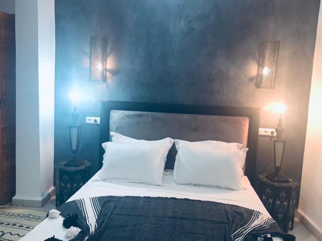Postel nebo postele na pokoji v ubytování Riad Les Miroirs