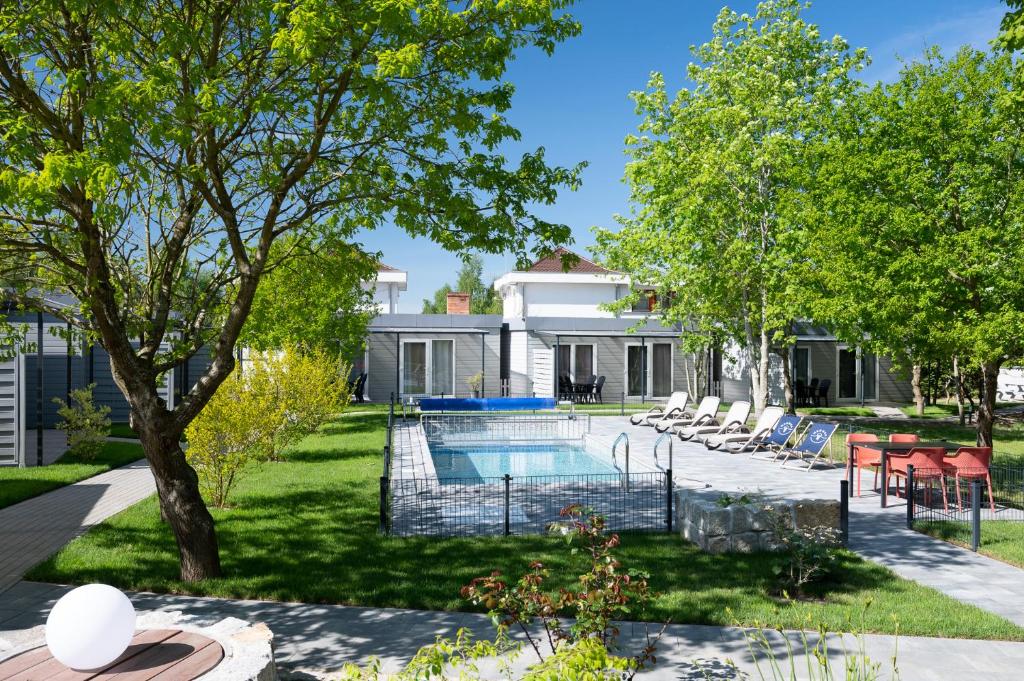 Bazén v ubytování MEDUSA apartamenty i bungalowy nebo v jeho okolí